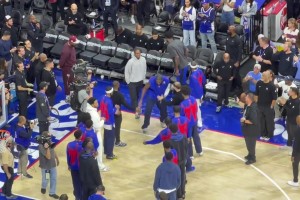 杰伦·布朗在76人的首次出场介绍，老詹&恩比德分别站在两侧