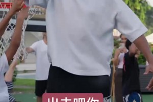 加内特参观科比名人堂展厅有感而发，回忆科比成长史